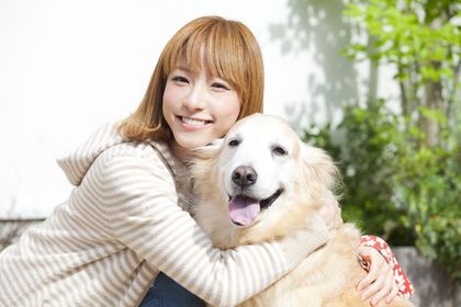 女性　犬