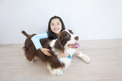 犬に抱き着く女性